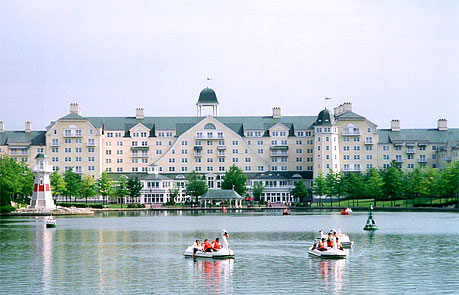Вид отеля с озера