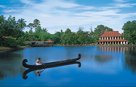 Панорама отеля с озера