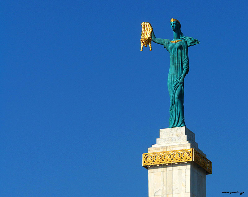 Статуя Медеи в Батуми